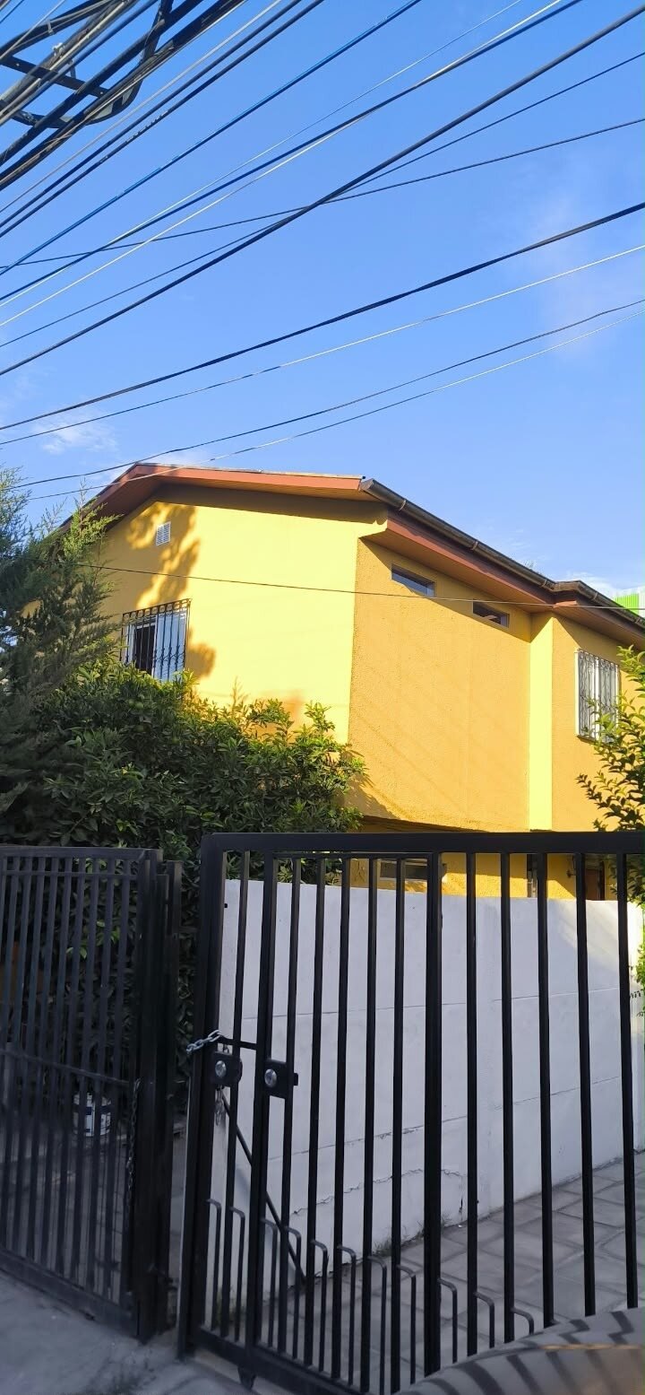 Fachada terminada con pintura elastomérica, techumbre nueva y ventanas con protecciones