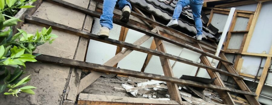 Desmontaje total de la techumbre deteriorada dejando a la vista la estructura de madera