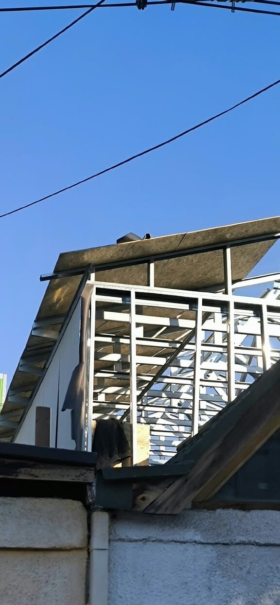 Estructura de segundo piso montada en metalcon con tableros OSB