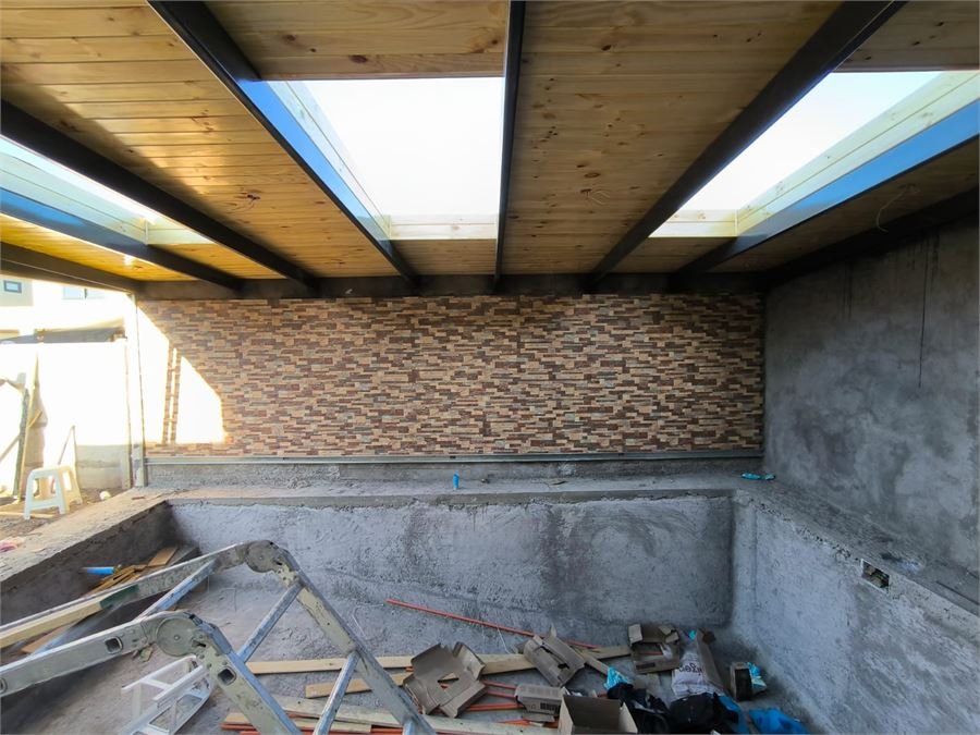 Montaje de la estructura metálica y la cubierta de madera durante la obra