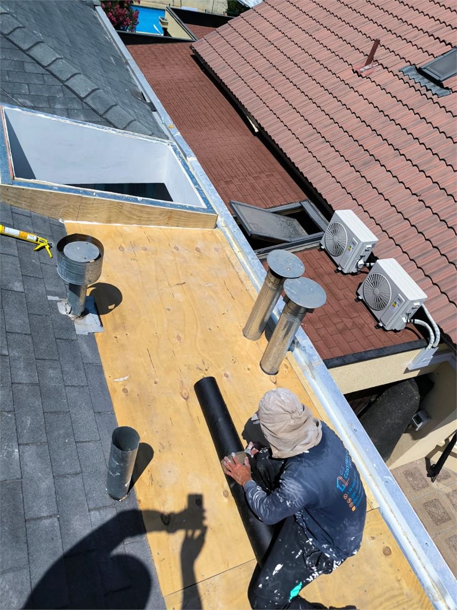 Instalación de tejuela asfáltica y sellado de ductos en techumbre