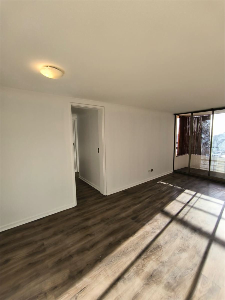 Living remodelado con muros pintados y piso nuevo