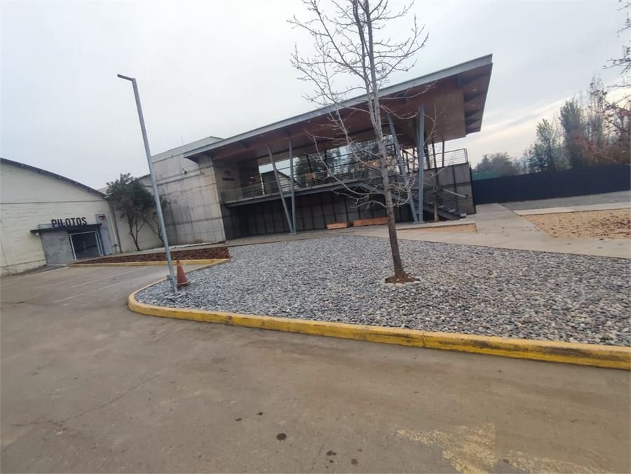 Obra exterior terminada en un recinto comercial