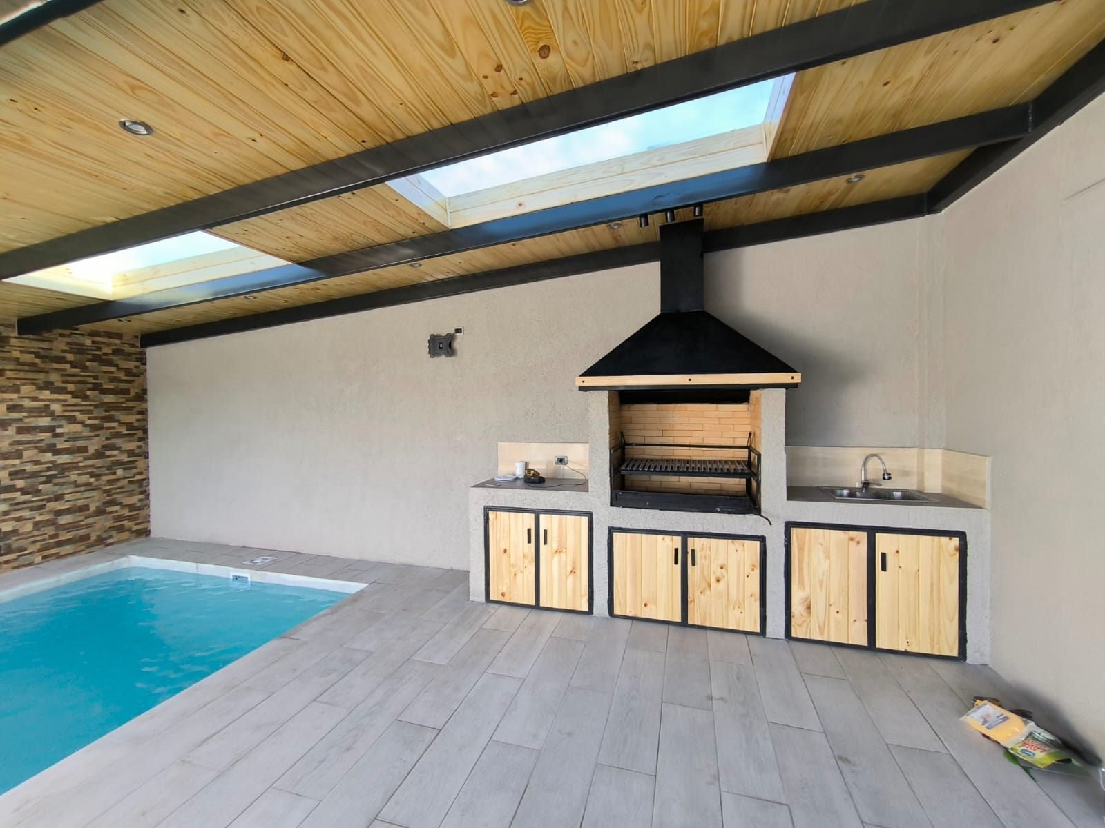 Quincho con campana y piscina techada terminados por GC-REY Construcción