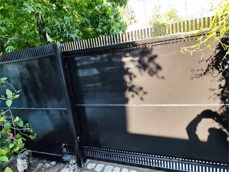 Portón corredero metálico negro instalado por GC-REY Construcción