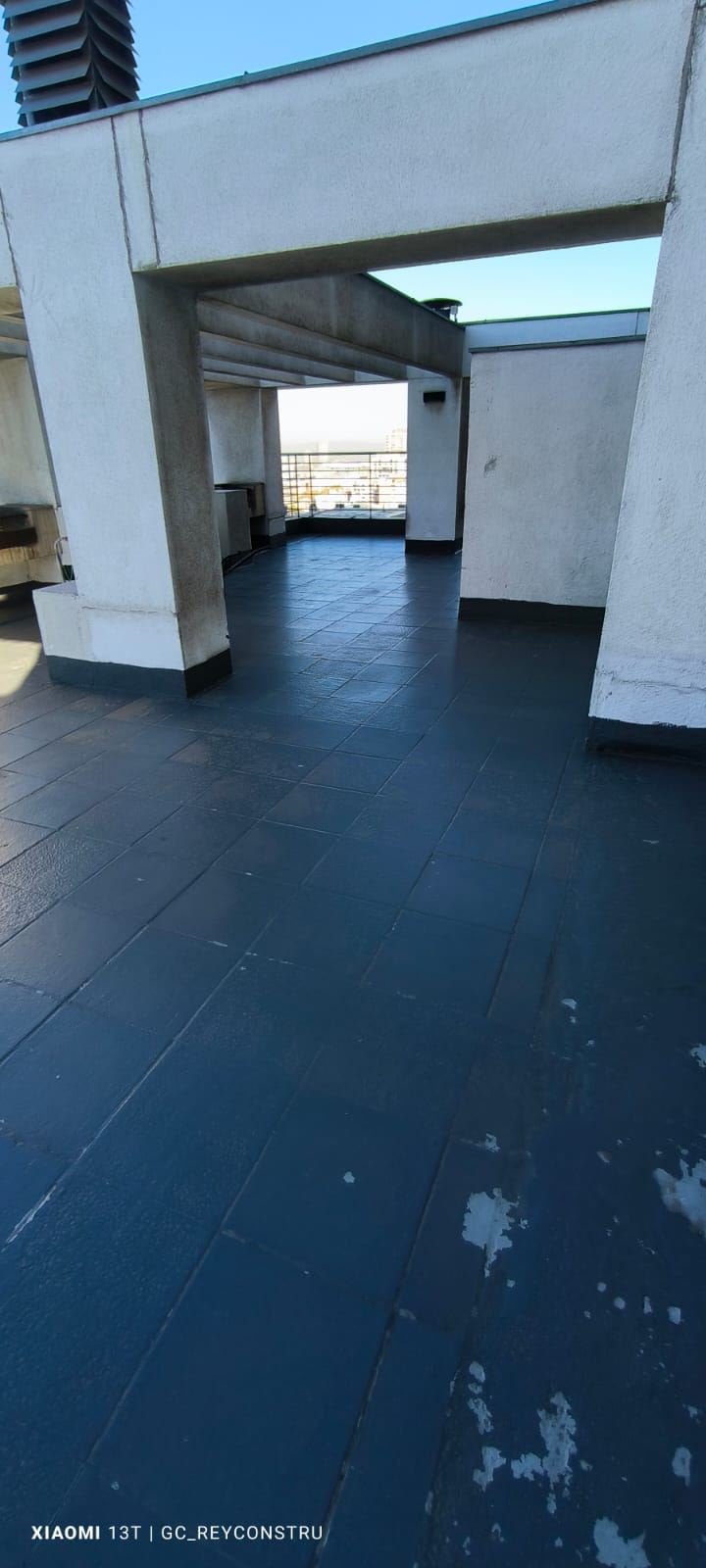 Terraza de azotea con el revestimiento deteriorado antes del trabajo
