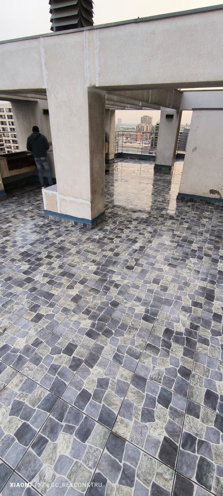 Terraza de azotea con piso cerámico nuevo instalado